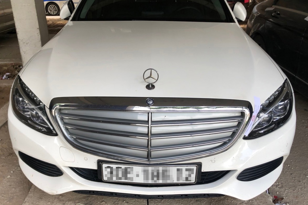 Tai xe Mercedes uong ruou ngam can sa hinh anh