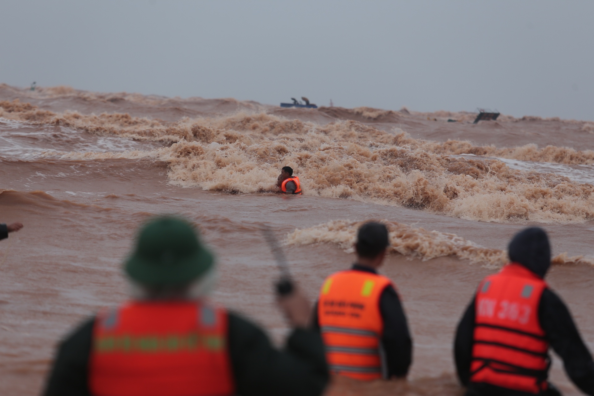 giai cuu tau Vietship 01 anh 3