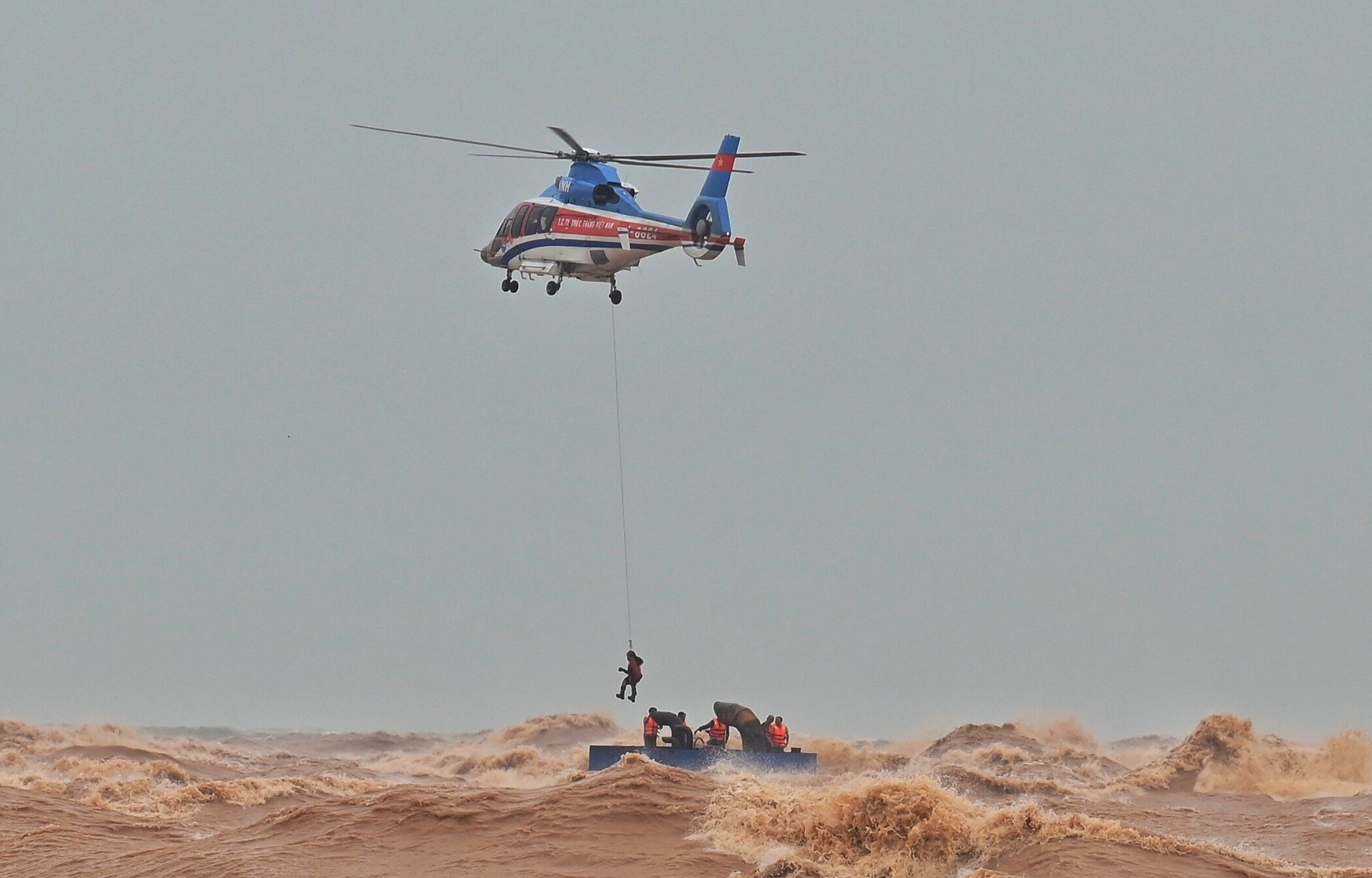 giai cuu tau Vietship 01 anh 2