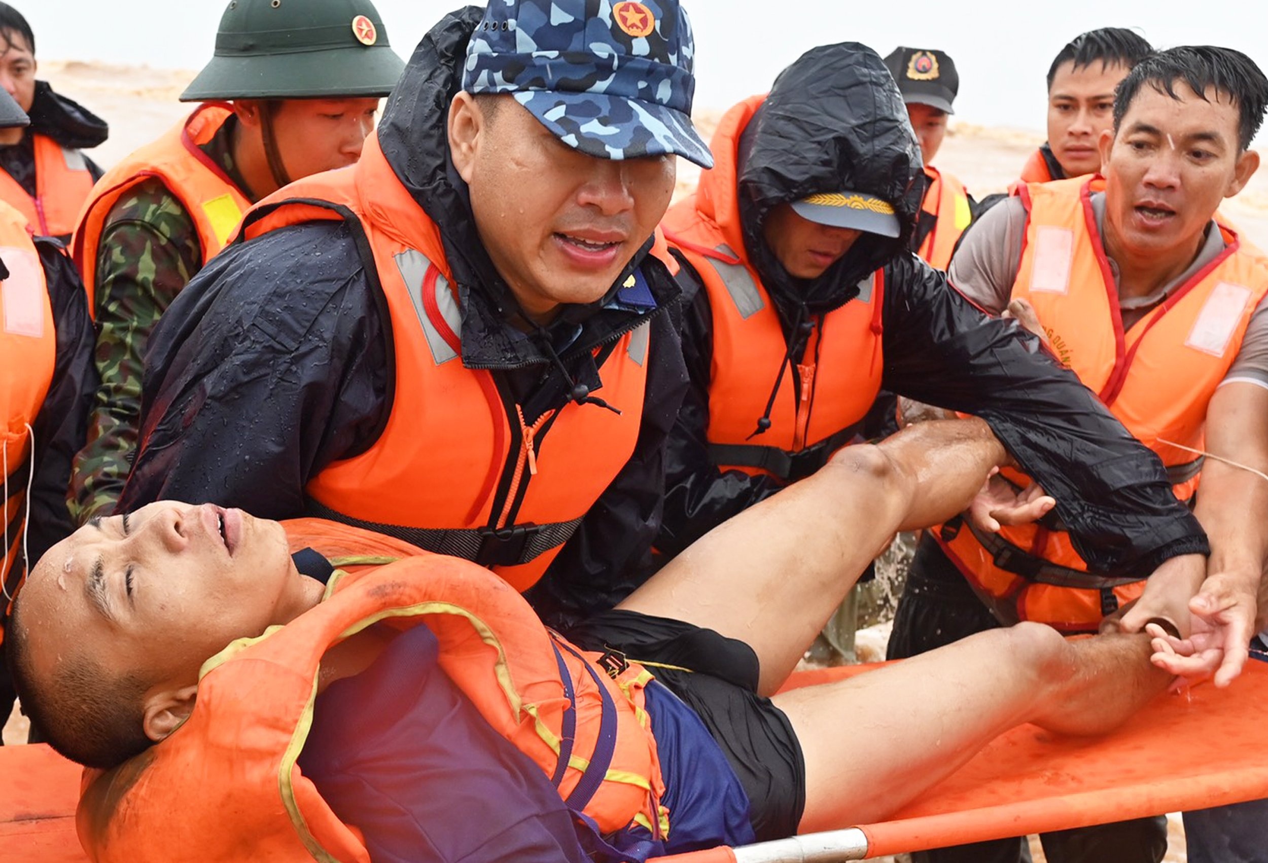 Dac cong dua 8 thuyen vien tau Vietship 01 vao bo hinh anh