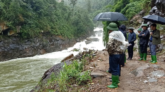 2 nguoi bi cuon o Yen Bai anh 1