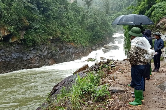 200 nguoi tim kiem 2 nan nhan bi nuoc cuon hinh anh