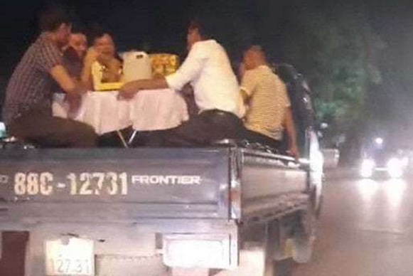 Tai xe cho nguoi tren thung xe tai hinh anh