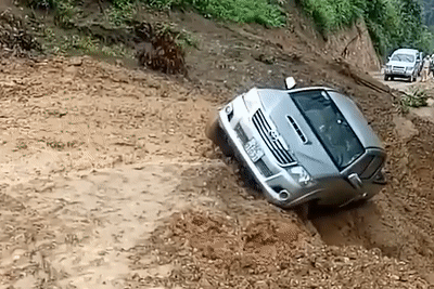 Dat sat lo cuon xe ban tai xuong vuc hinh anh