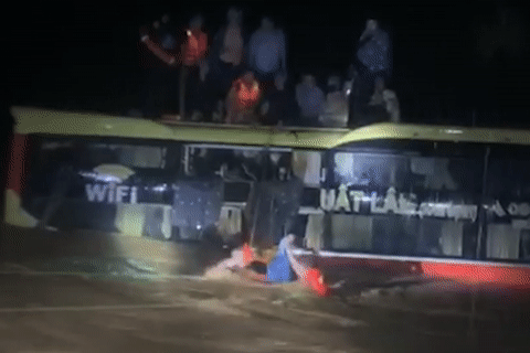 Giai cuu 20 nguoi tren xe khach bi lu cuon hinh anh