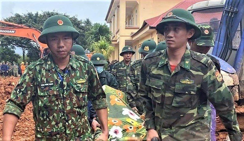 Bo truong Quoc phong chia buon voi gia dinh 22 quan nhan hy sinh hinh anh