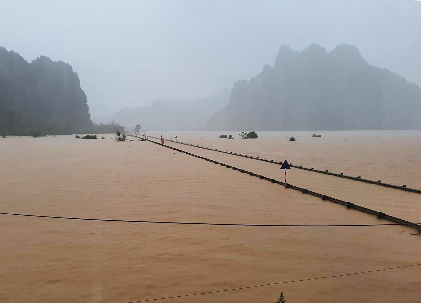 Nhieu tuyen duong o Quang Binh, Ha Tinh te liet hinh anh