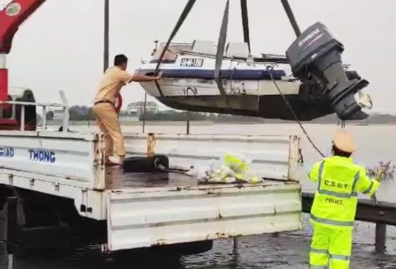 Cuc CSGT dieu cano cuu nan o vung mua lu hinh anh