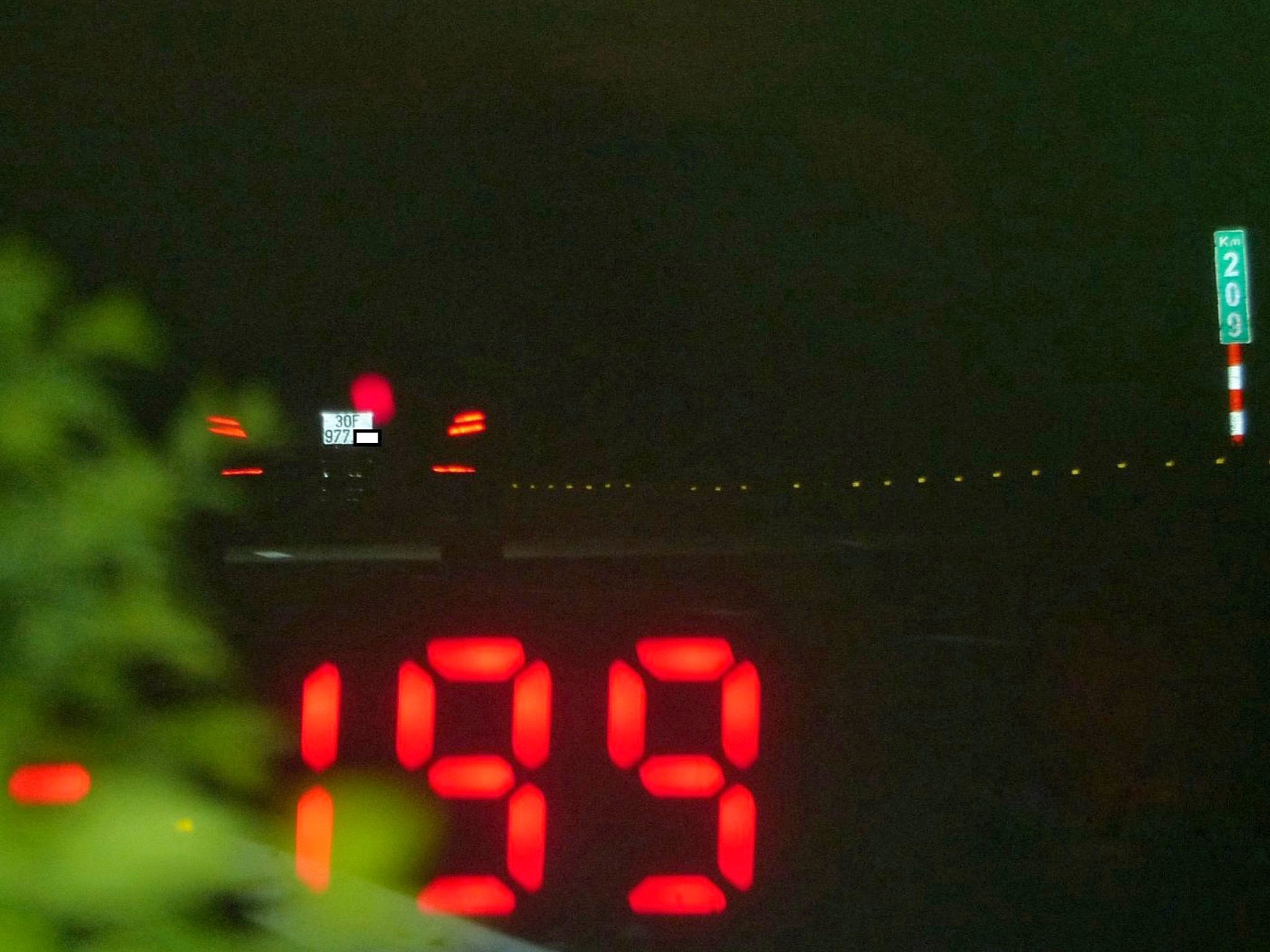 Mercedes chay 199 km/h tren cao toc hinh anh
