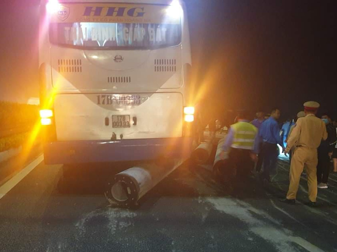 Cot dien roi xuong duong anh 1