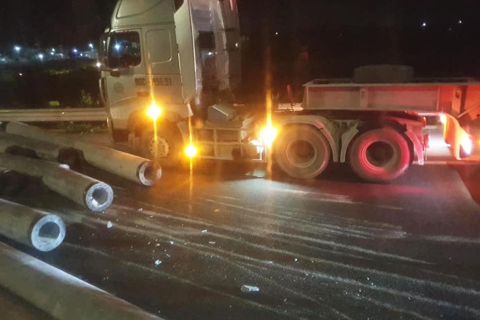 Cot dien vang tu xe container xuong duong cao toc hinh anh