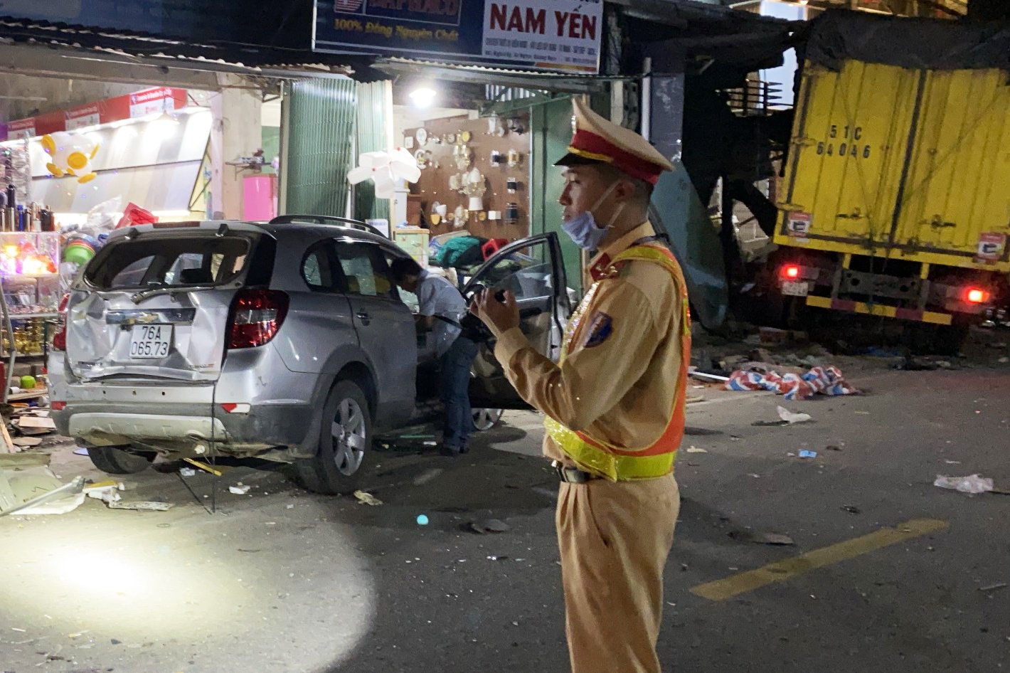 Oto lao vao nha dan anh 1