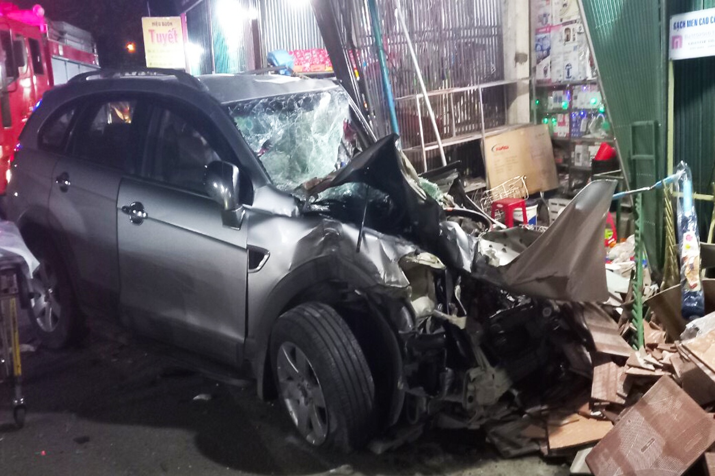 Oto lao vao nha dan anh 6