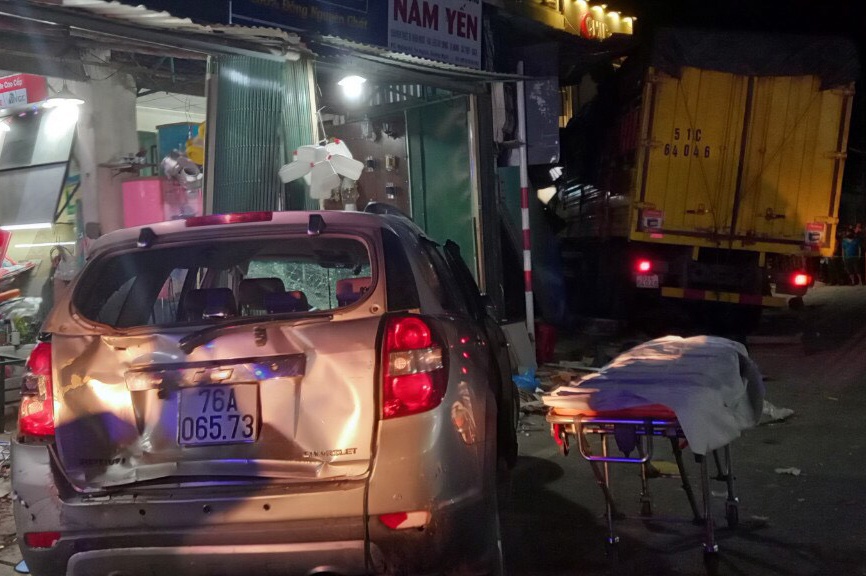 Oto lao vao nha dan anh 4