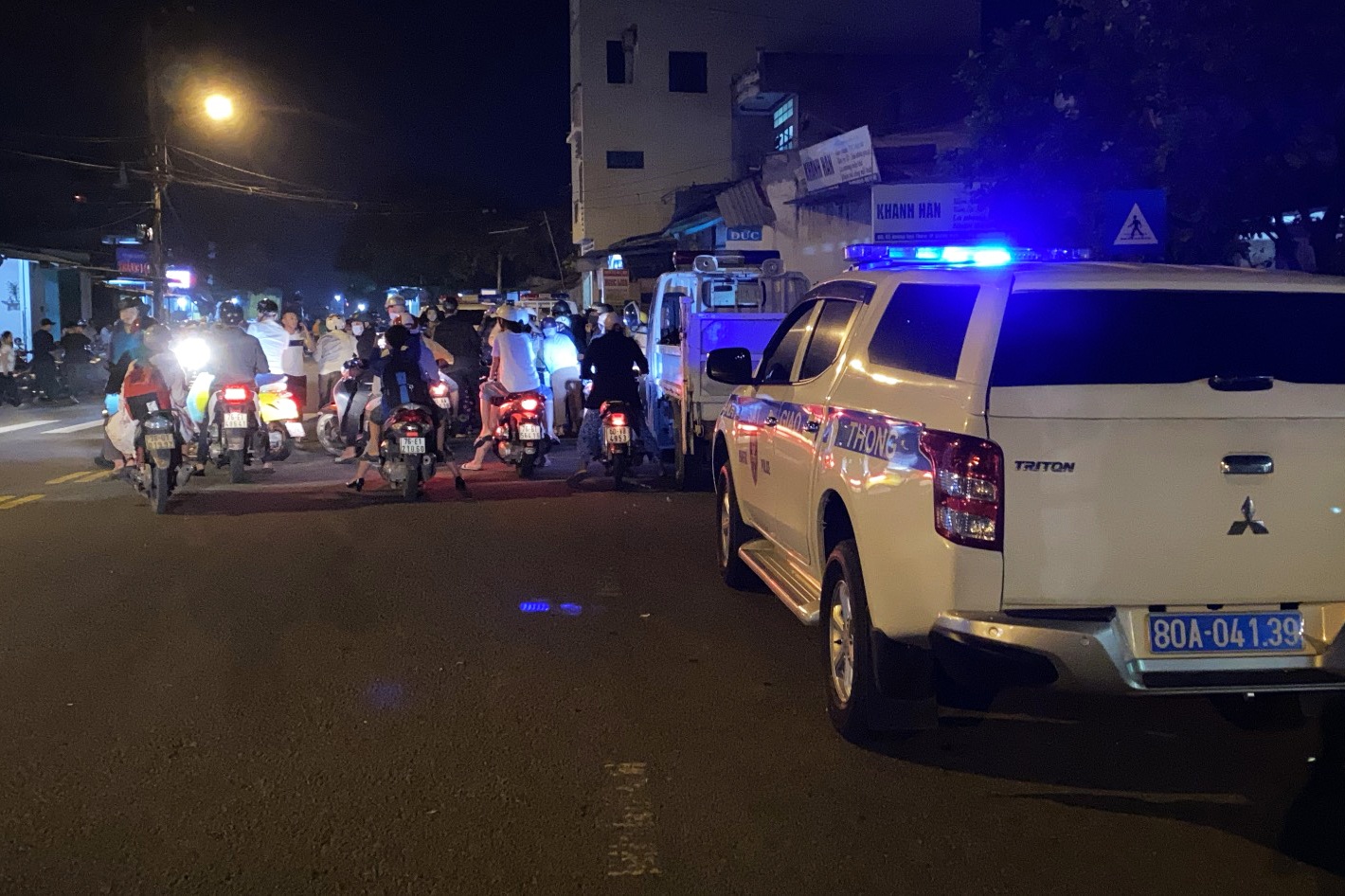 Oto lao vao nha dan anh 8