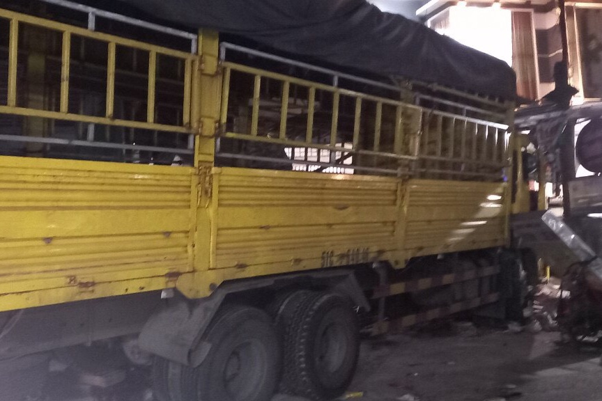 Oto lao vao nha dan anh 3