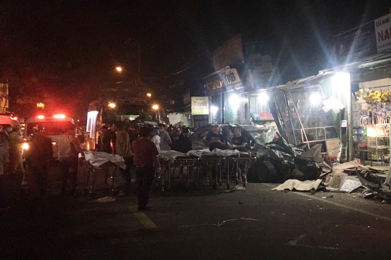 Oto lao vao nha dan anh 5