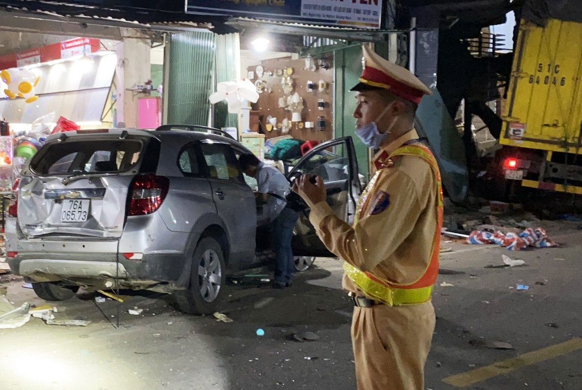 Hien truong vu oto lao vao nha dan lam 3 nguoi chet hinh anh