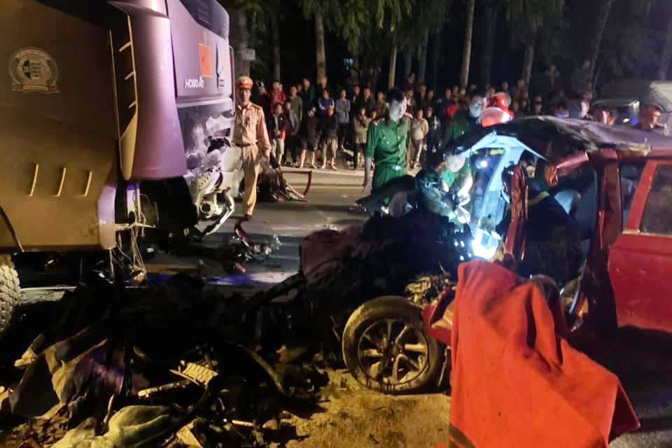 Oto con doi dau xe tai, 2 nguoi chet hinh anh