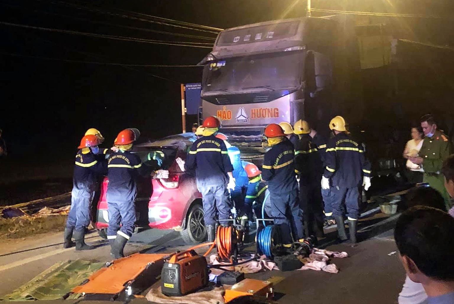 Xe con dam xe tai anh 2