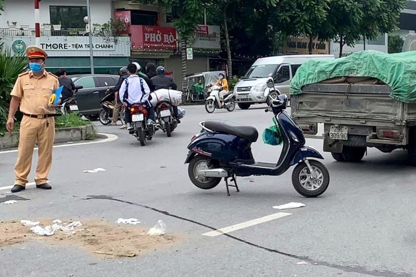 Nu sinh bi xe tai can tu vong o Ha Noi hinh anh