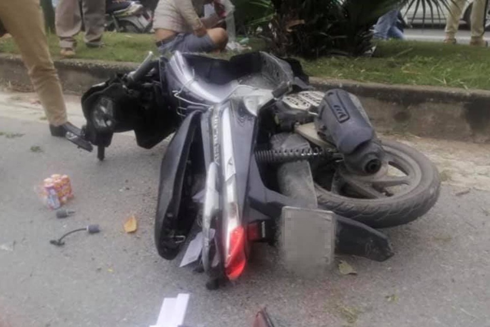 Hai xe may va cham, tai xe mac ao Grab tu vong hinh anh