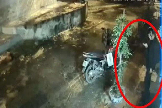 Camera an ninh ghi lai canh nam sinh Dai hoc GTVT trung dan hinh anh