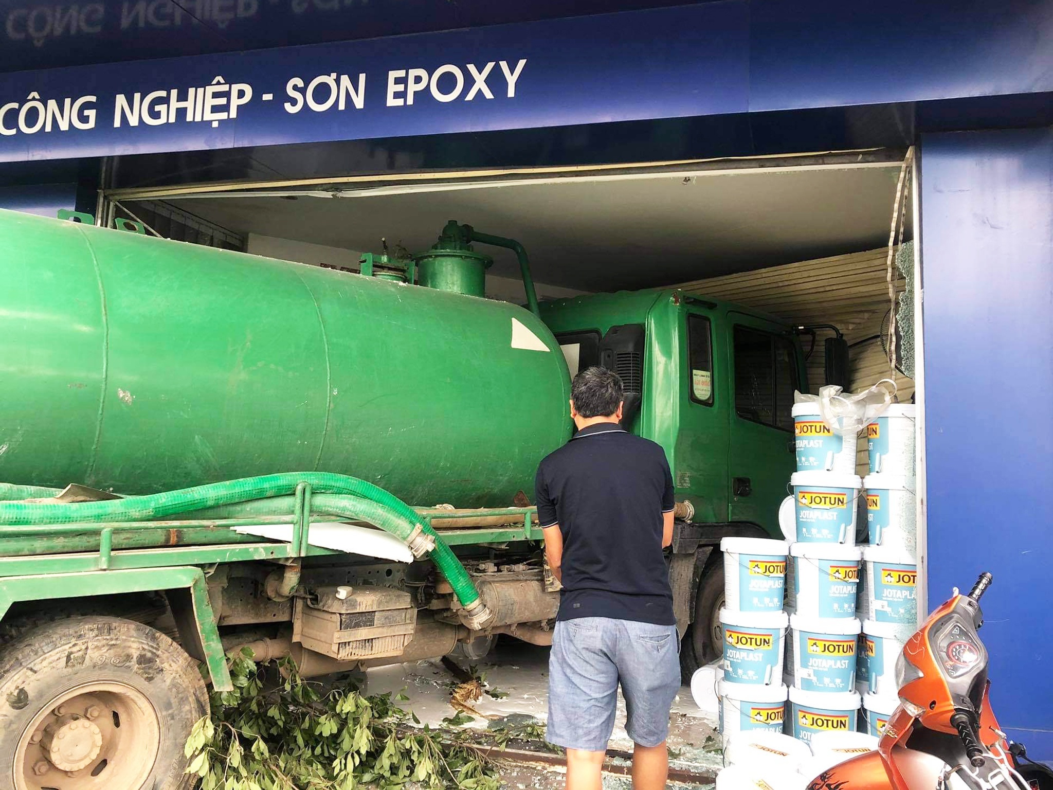 Xe bon lao vao nha dan, 2 nguoi bi thuong hinh anh