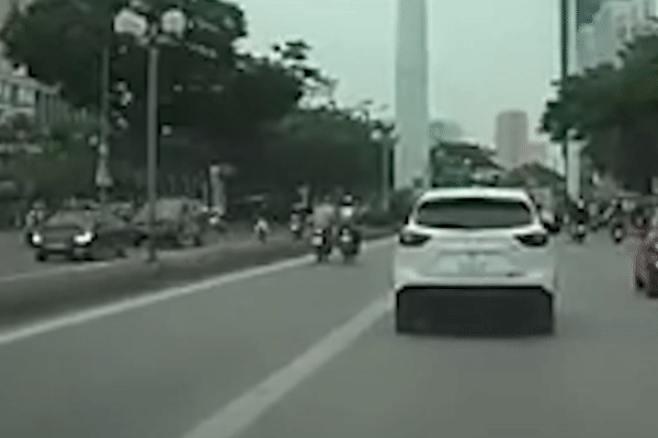 Hai xe may va cham tai lan BRT, 1 nguoi chet hinh anh