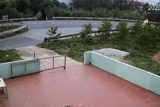 Oto tong xe may, 3 nguoi bi thuong hinh anh