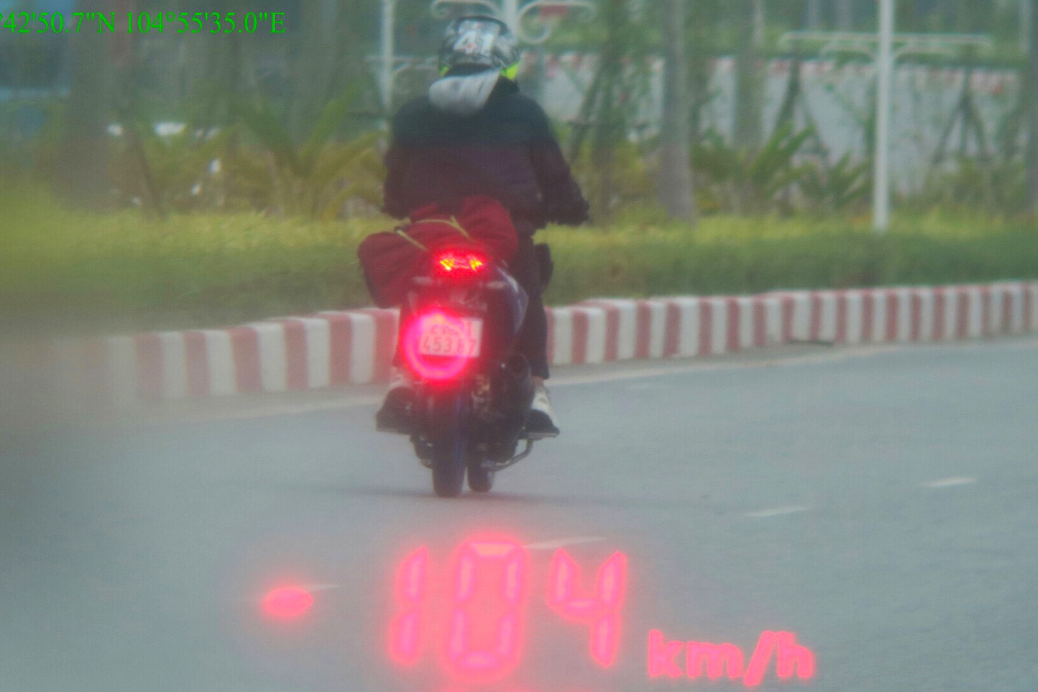 Tai xe xe may chay 104 km/h, lao thang vao CSGT hinh anh