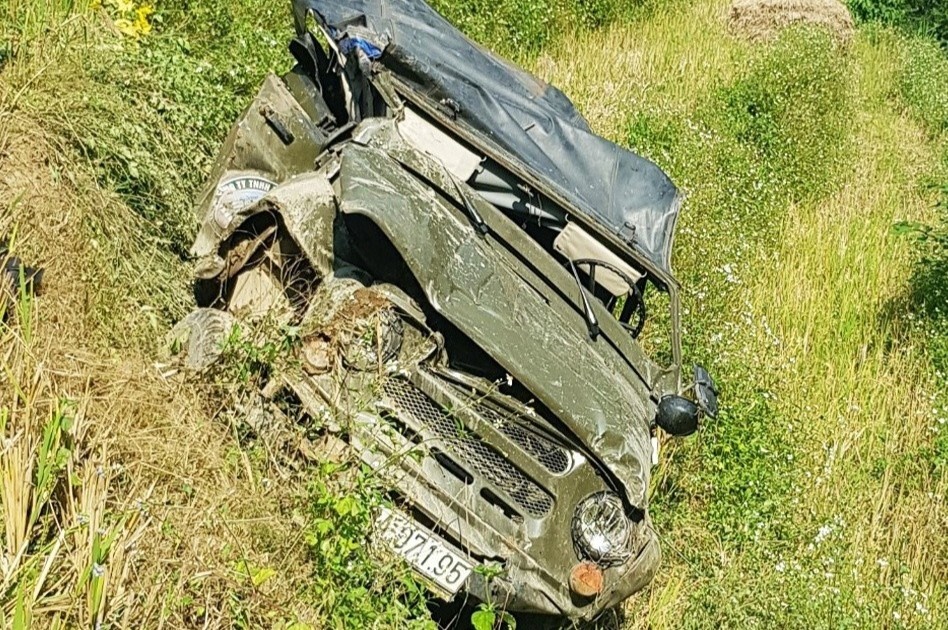 Dinh chi 1 dang kiem vien vu xe UAZ roi xuong vuc o Ha Giang hinh anh