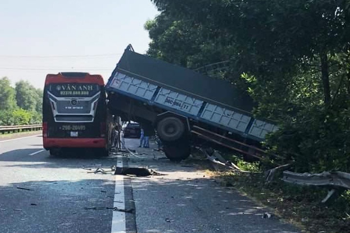 Tai nạn xe khách cao tốc Pháp Vân ảnh 1 Tai nan xe khach cao toc Phap Van anh 1