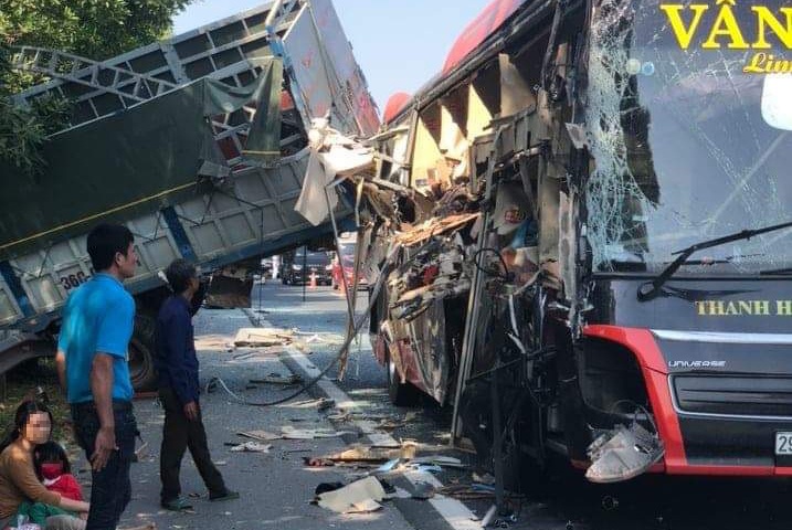 Xe khach bien dang khi tong oto tai tren cao toc hinh anh