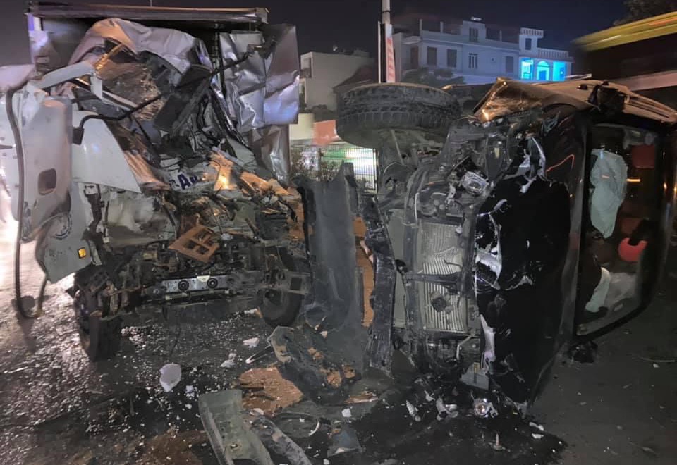 Oto 7 cho tong xe tai, mot nguoi chet hinh anh