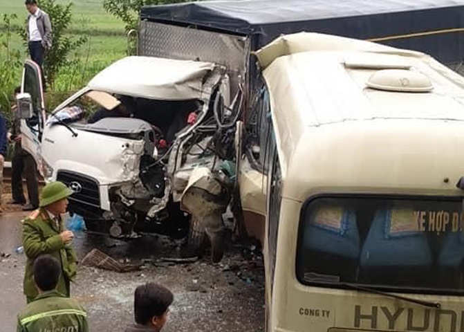 Xe khach va oto tai bien dang sau tai nan hinh anh