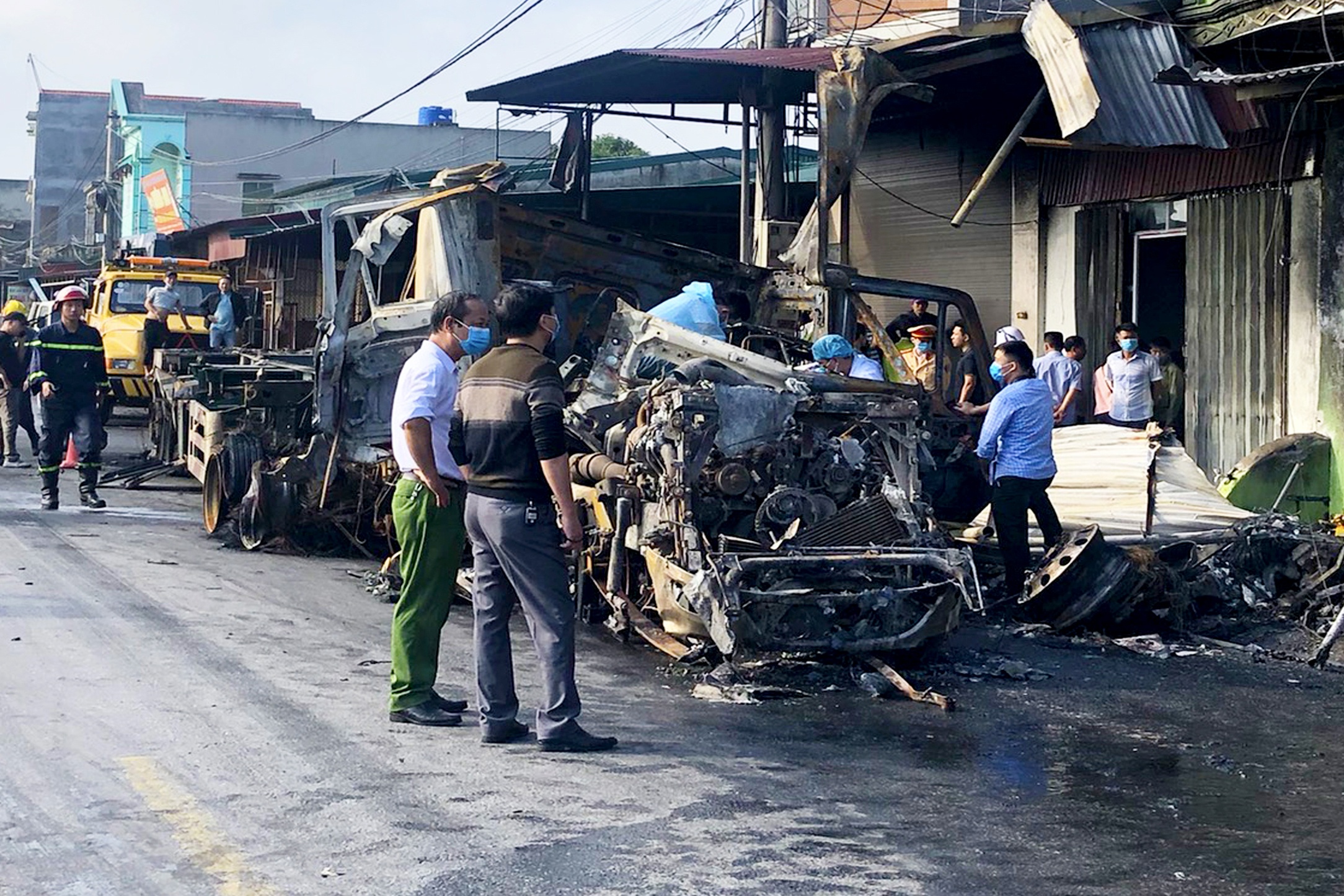 Xe container boc chay khi lao vao nha dan, 1 nguoi chet hinh anh