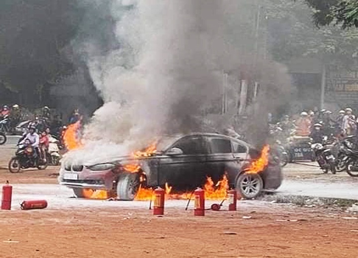 BMW bi thieu rui, tai xe thoat chet hinh anh