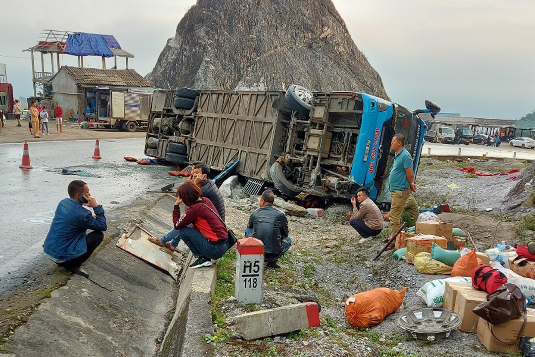 Lat xe khach o Hoa Binh anh 2