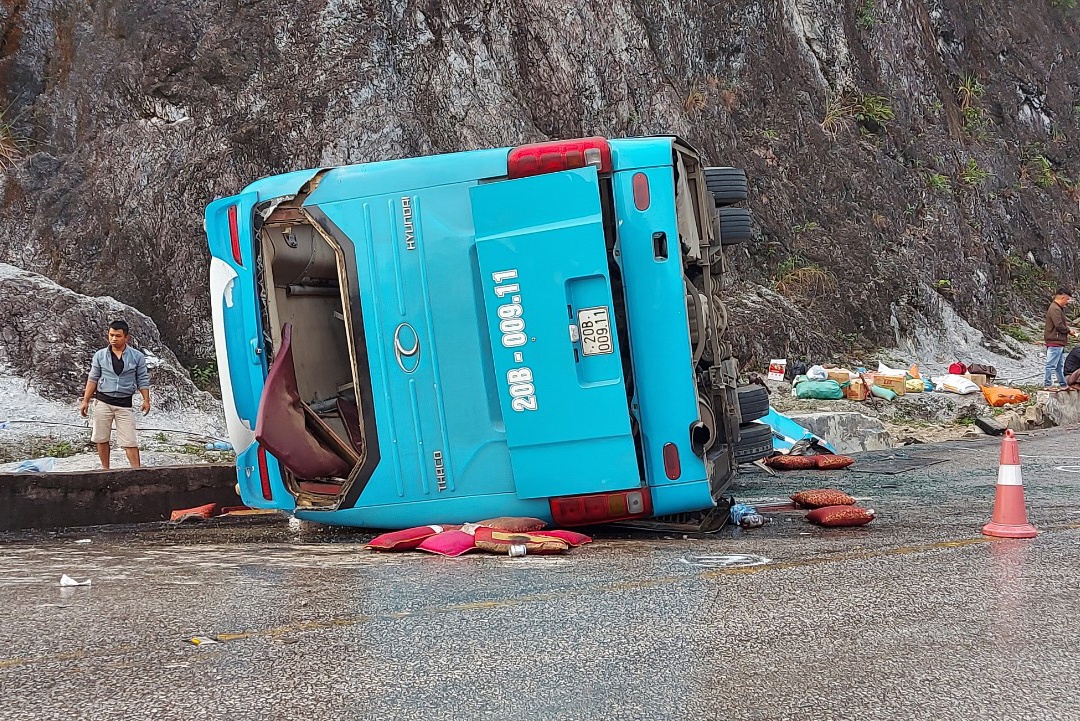 Lat xe khach o Hoa Binh anh 1