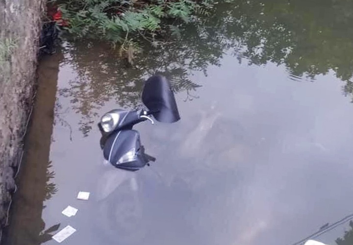 Phat hien 2 thi the duoi suoi hinh anh