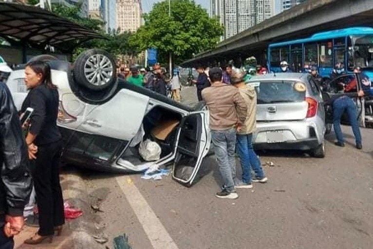 Xe hop lat ngua sau tai nan lien hoan hinh anh