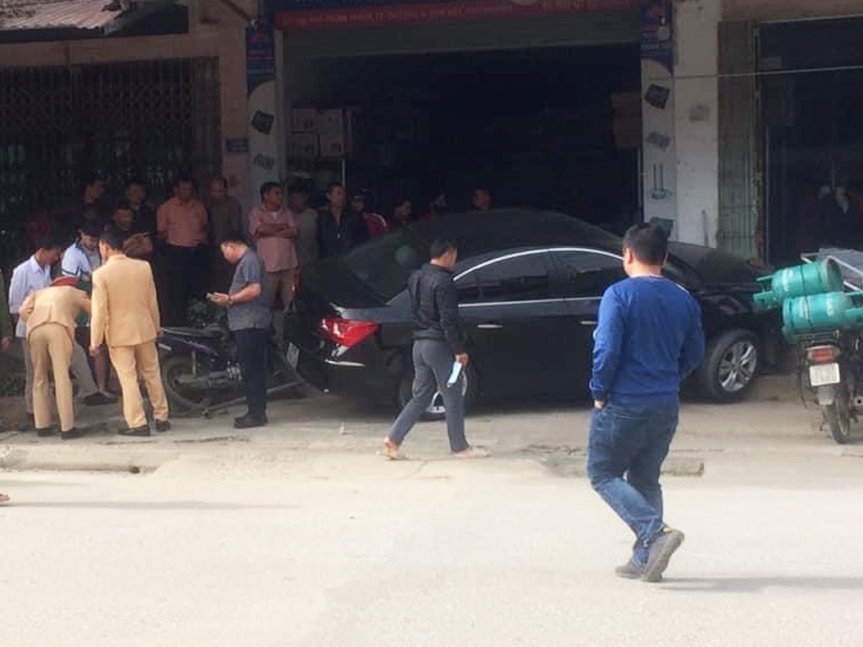 Oto lang lach truoc khi tong chet 2 cha con hinh anh