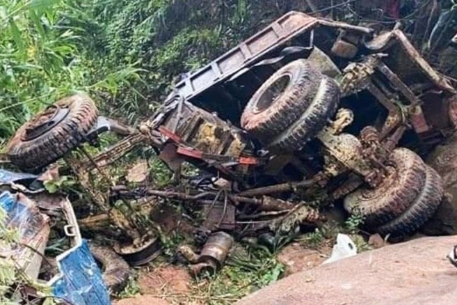 Xe tai cho 3 nguoi lao xuong vuc sau hinh anh