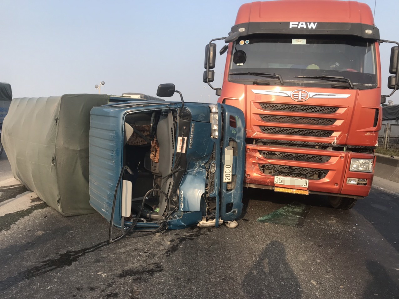 5 oto tong lien hoan tren cau Thanh Tri hinh anh