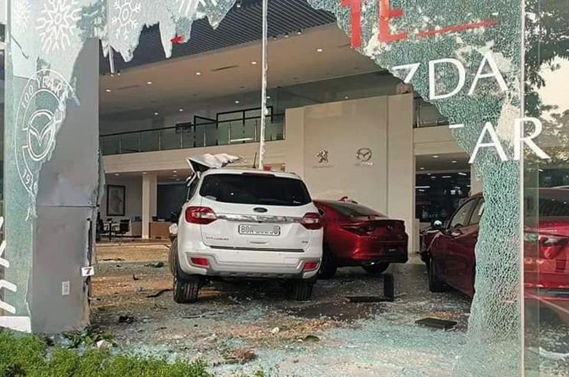 xe lao vào showroom ảnh 1 xe lao vao showroom anh 1