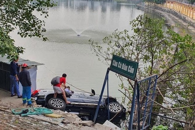 Ôtô rơi xuống hồ ảnh 2 Oto roi xuong ho anh 2