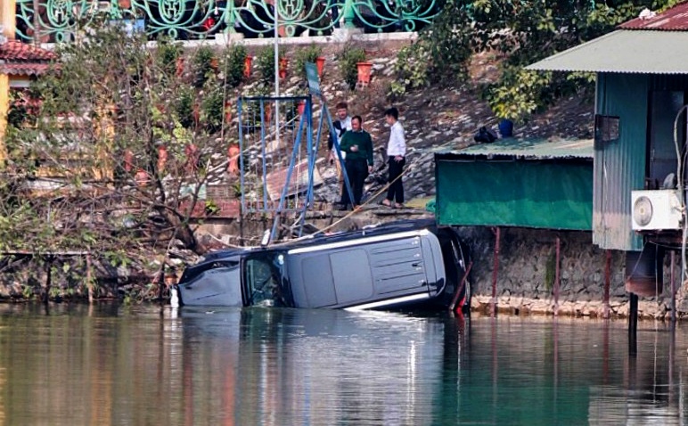 Oto lao xuong ho o Ha Noi, 4 nguoi thoat chet hinh anh