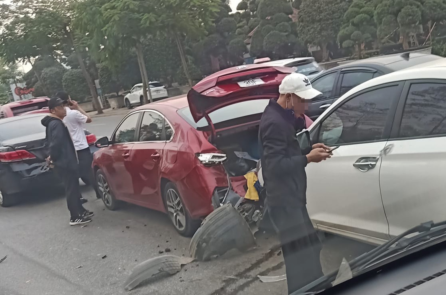 3 oto tong lien hoan, cau Nhat Tan ket cung hinh anh