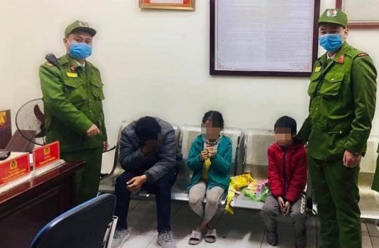 Giai cuu nguoi dinh om 3 con nhay cau tu tu hinh anh